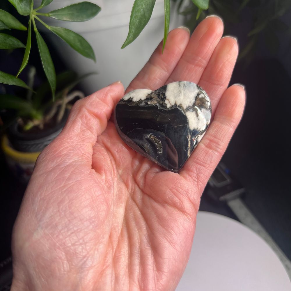 Black Cherry Agate Crystal Heart Carving - Picture 2 of 9